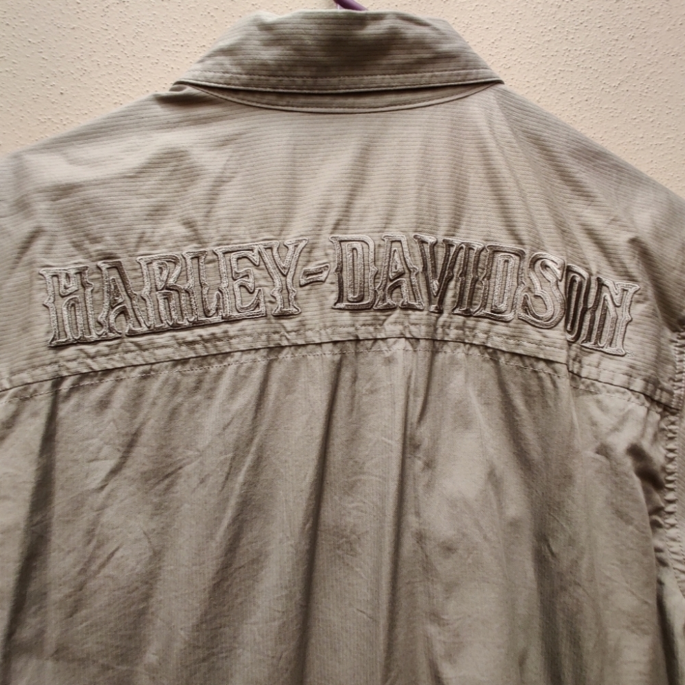 Men's size M tan Harley-Davidson short sleeve shirt with snap front